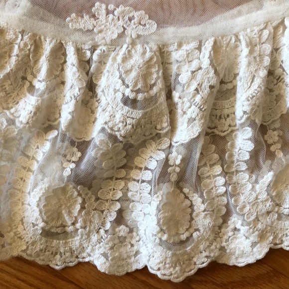 🌺 UO Kimchi Blue, Feminine Lace Top; Misses Sm!!! - Picture 3 of 5